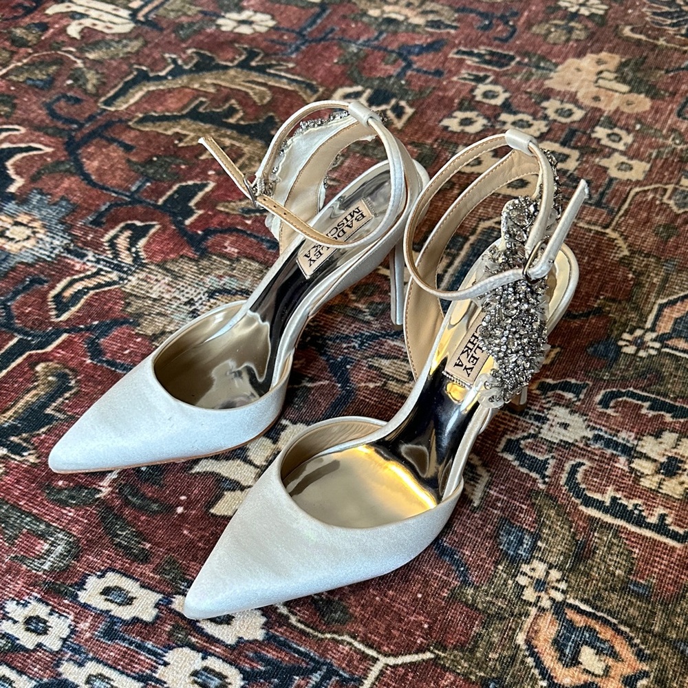 Badgley Mischka - Ivory / White Satin Heels